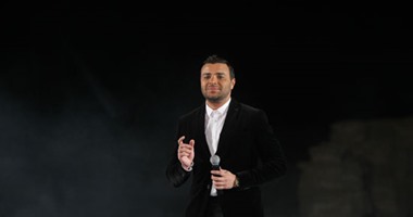 بالصور.. رامى صبرى يتألق فى حفل تتويج ملكة جمال العالم تحت سفح الأهرامات