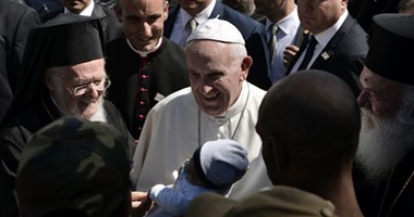 بابا الفاتيكان يزور اللاجئين فى جزيرة ليسبوس اليونانية