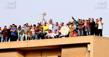 بالصور.. الجماهير تتابع مباراة الشواكيش والشرقية من على أسطح المنازل