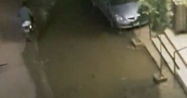 بالفيديو..مياه الصرف الصحى تغرق وتحاصر عقارات شارع عبدالله النجار فى الهرم