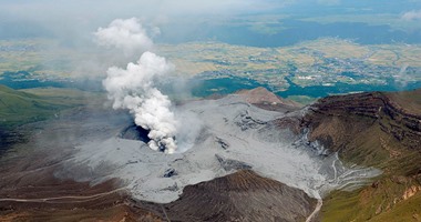 ثوران بركان جبل أوسو على نطاق صغير بجنوب اليابان بعد الزلزال