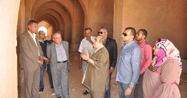 نقيب المهندسين يزور الوادى الجديد لإعداد تقرير عن تطوير قرية حسن فتحى
