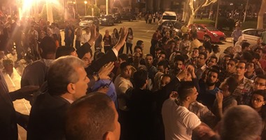 بالفيديو.. جابر نصار ينظم دخول الطلاب لحفل عمر خيرت على بوابات القبة