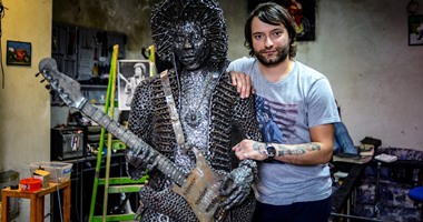 بالصور..فنان يصنع تمثالا من 4000 مسمار للعازف الأمريكى "جيمى هندريكس"