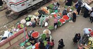 بالصور.. سوق خضار بقرية الدلجمون بين قضبان السكك الحديدية ينذر بكارثة