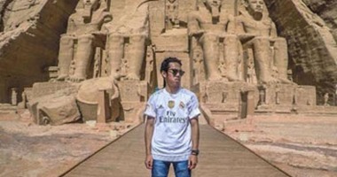 الصفحة الرسمية لنادى ريال مدريد تحتفى بصورة لـ"مشجع" أمام معبد أبوسمبل