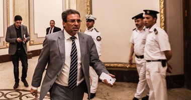 رفع جلسة البرلمان 5 دقائق بعد مشادة بين محمد أبو حامد وخالد يوسف