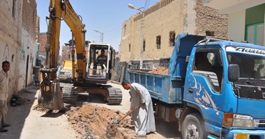 بالصور.. بدء إحلال مواسير بلاستيكية محل الاسبستوس المحظور دوليا بالخارجة