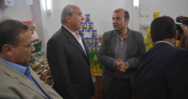 وزير التموين يفتتح منفذ لمشروع "جمعيتى" بقرية بنى أحمد بالمنيا