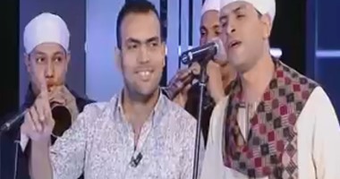 بالفيديو.. خالد عليش يرقص على أغانى فرقة البنجاوى بـ"نهار جديد"