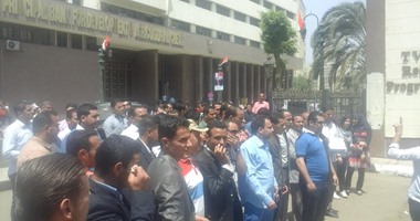 حاملو الماجستير والدكتوراه يتظاهرون أمام مجلس النواب