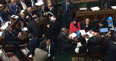 على عبد العال يهدد برفع الجلسة بسبب أحاديث النواب مع الوزراء