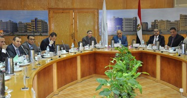 رئيس جامعة كفر الشيخ يناقش خطة تطوير الأداء الجامعى