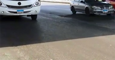 صحافة المواطن: بالفيديو.. حفرة وسط طريق محور الشهيد تهدد المارة بالحوادث