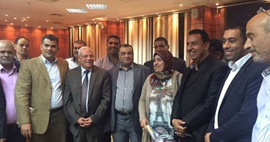 محافظ بورسعيد يلتقى مع مؤجرى الشماسى لبحث تطوير شاطئ بورسعيد