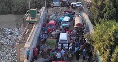 قارئ يرصد تكدس السيارات ومعاناة المواطنين بقرية قنطرة الحزانية فى القليوبية
