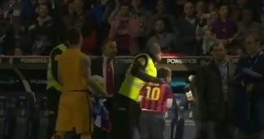 بالفيديو.. مدافع برشلونة ينقذ طفل كتالونى من قبضة الأمن