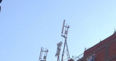 صحافة المواطن.. أهالى شارع استوديو الأهرام يشكون من برج تقوية محمول مخالف