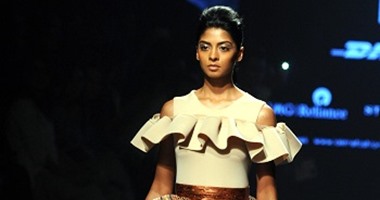 المنفوش رجع موضة.. بالصور الفساتين المنفوشة تتصدر عروض أزياء الهند