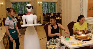 بالصور.. روبوت ذكى جديد يعمل نادلة فى مطعم بالصين