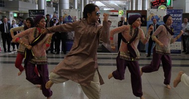 بالفيديو.. بدء العرض الاستعراضى لفرقة بوليوود الهندية بمطار القاهرة