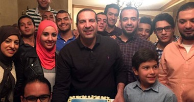 عمرو خالد يحتفل بوصول صفحته على "فيس بوك" إلى 20 مليون متابع