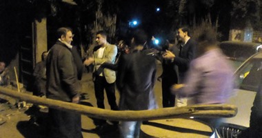 بالصور..عروسان يحتفلان مع رجال الشرطة بكمين فى المنوفية وهتافات "تحيا مصر"