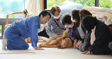 بالصور.. رئيس وزراء اليابان يزور المناطق المتضررة من الزلزال
