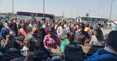 بالصور.. تكدس المسافرين أمام بوابات مبنى الركاب 1 بمطار القاهرة 