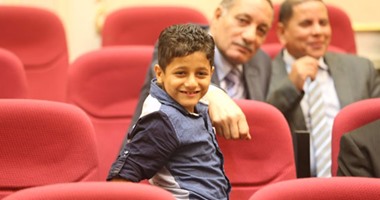 بالصور.. طفل يحضر انتخابات لجنة المشروعات الصغيرة بالبرلمان