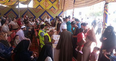 بالصور.. توافد أهالى العاشر على القافلة الطبية المجانية لمجلس الأمناء