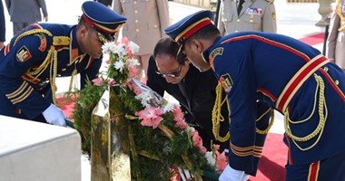 موجز الساعة 1 ظهرا..السيسى يضع إكليل زهور على النصب التذكارى لشهداء الجيش