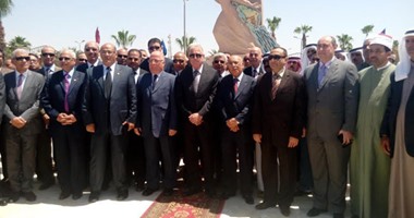 المحافظ ووزير الثقافة يضعان إكليل الزهور على النصب التذكارى بجنوب سيناء