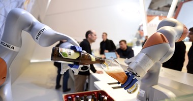 روبوت جديد لتقديم المشروبات يظهر فى المعرض التجارى الصناعى بألمانيا