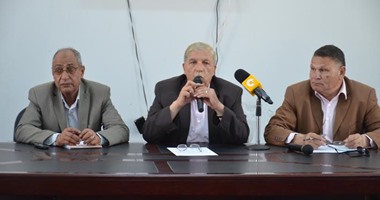 محافظ الإسماعيلية يلتقى عددًا من ممثلى مواطنى قرية "السلام" لحل مشاكلهم