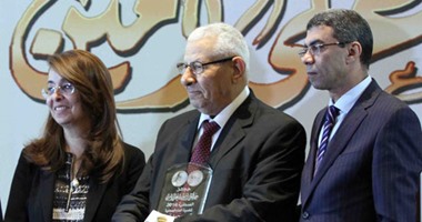 مجلس أمناء جوائز مصطفى وعلى أمين يسلم مكرم محمد أحمد جائزة شخصية العام الصحفية