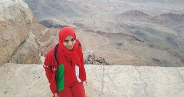 بالصور..فتاة عمانية تتسلق جبل سانت كاترين لدعم السياحة..وتؤكد: مصر آمنة
