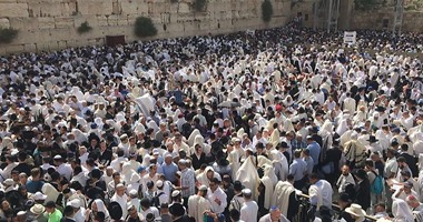 بالصور .. آلاف اليهود ينظمون طقوسا دينية بحائط البراق تحت حراسة مشددة