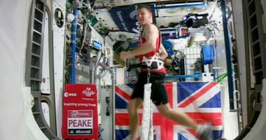 تيم بيك أول رجل ينهى "ماراثون" رياضيا من محطة الفضاء الدولية