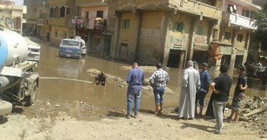 بالصور.. شوارع شبين القناطر تغرق بسبب انفجار خطوط المياه والصرف الصحى