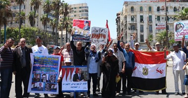 بالصور.. مواطنون بميدان القائد إبراهيم يحتفلون بتحرير سيناء بـ"مصر اليوم فى عيد"