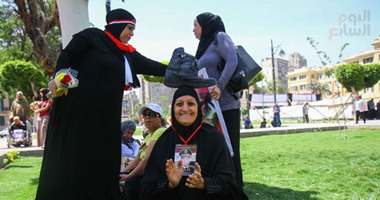 بالفيديو والصور.. سيدة ترفع بيادات الجيش فوق رأسها باحتفالات تحرير سيناء بـ"عابدين"