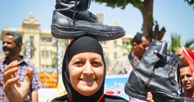 سيدة ترفع بيادات الجيش فوق رأسها باحتفالات تحرير سيناء بـ"عابدين"