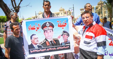 بالصور.. مواطنون يحيون ذكرى تحرير سيناء بأعلام مصر والسعودية أمام قصر عابدين