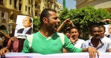 المصريون يحتفلون بـ"تحرير سيناء" فى شارع 26 يوليو بشعار "السيسى حامى الحمى"