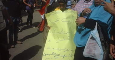 بالصور.. مواطنون يحتفلون بتحرير سيناء فى ميدان طلعت حرب ويرفعون الأعلام