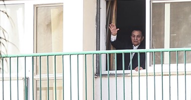 بالفيديو والصور.. مبارك يلوح بيده لمؤيديه من شرفة غرفته بمستشفى المعادى