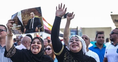مؤيدو الرئيس الأسبق أمام مستشفى المعادى: "اصحى فوق مبارك هو أبوك"