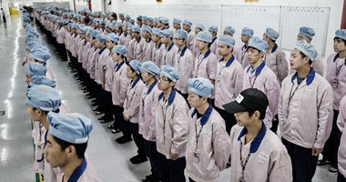 بالصور.. جولة داخل مصنع إنتاج هواتف آى فون شديد الحراسة فى الصين