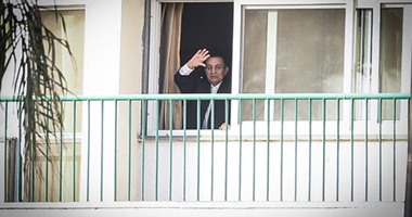 بالصور.. للمرة الثانية.. مبارك يخرج لتحية مؤيديه أمام مستشفى المعادى